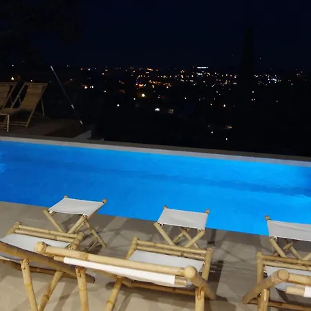 Avec Piscine Privee A *